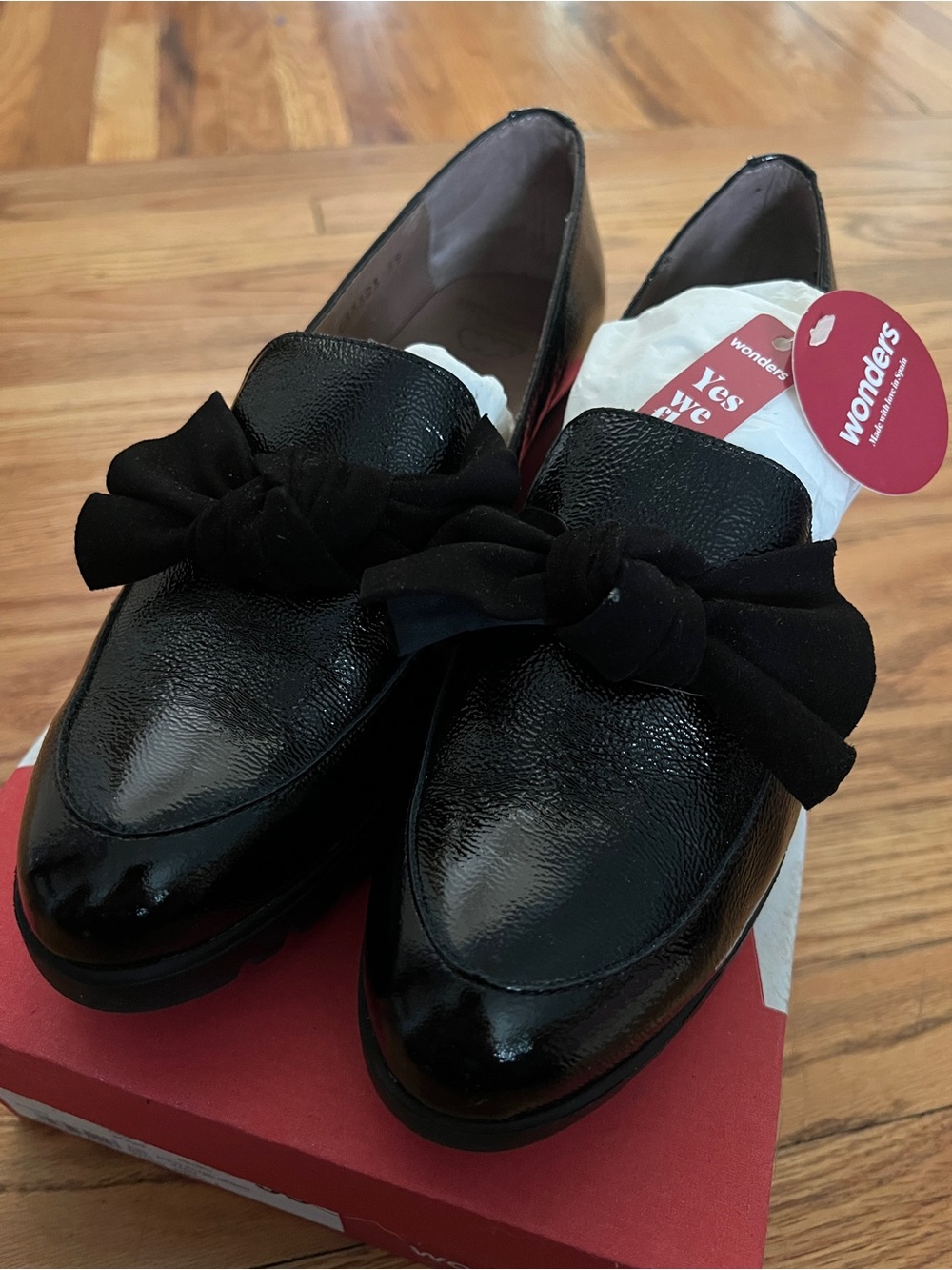 Wonders Women's Black Patent Leather Bow Loafers